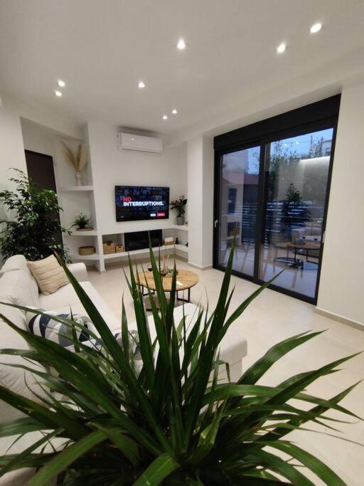 Floral Home 1 - Ground Floor Apt With Courtyard And Private Parking! เอเธนส์ ภายนอก รูปภาพ