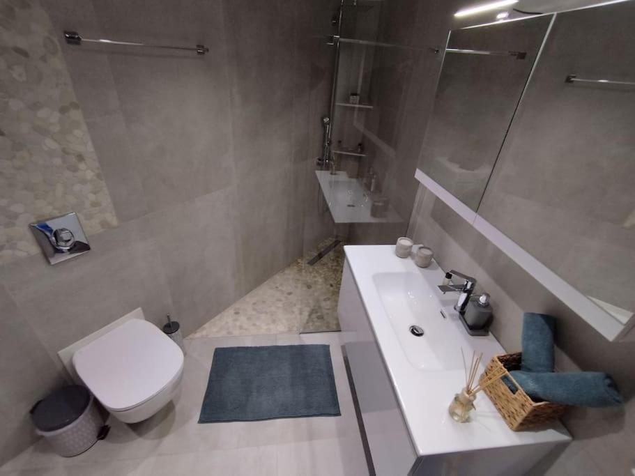 Floral Home 1 - Ground Floor Apt With Courtyard And Private Parking! เอเธนส์ ภายนอก รูปภาพ