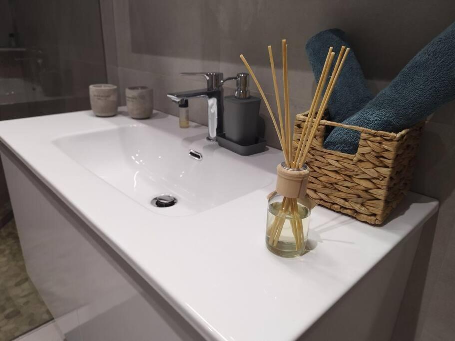 Floral Home 1 - Ground Floor Apt With Courtyard And Private Parking! เอเธนส์ ภายนอก รูปภาพ