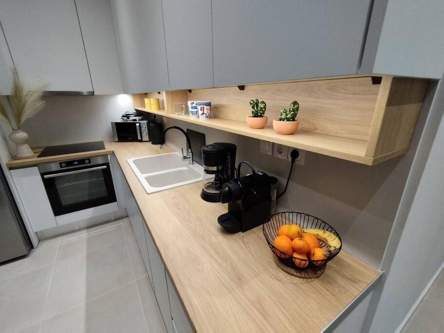Floral Home 1 - Ground Floor Apt With Courtyard And Private Parking! เอเธนส์ ภายนอก รูปภาพ