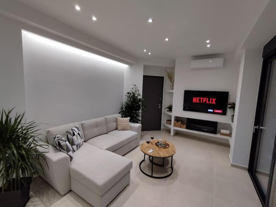 Floral Home 1 - Ground Floor Apt With Courtyard And Private Parking! เอเธนส์ ภายนอก รูปภาพ