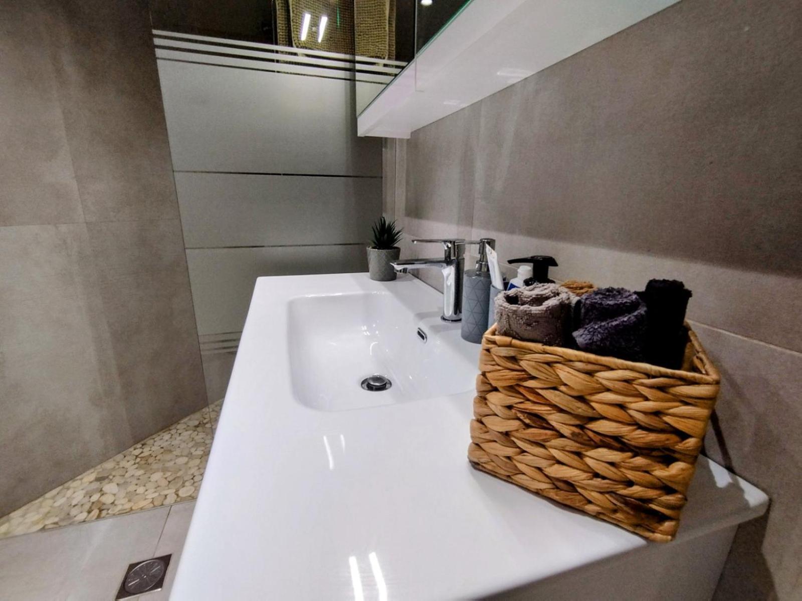 Floral Home 1 - Ground Floor Apt With Courtyard And Private Parking! เอเธนส์ ภายนอก รูปภาพ