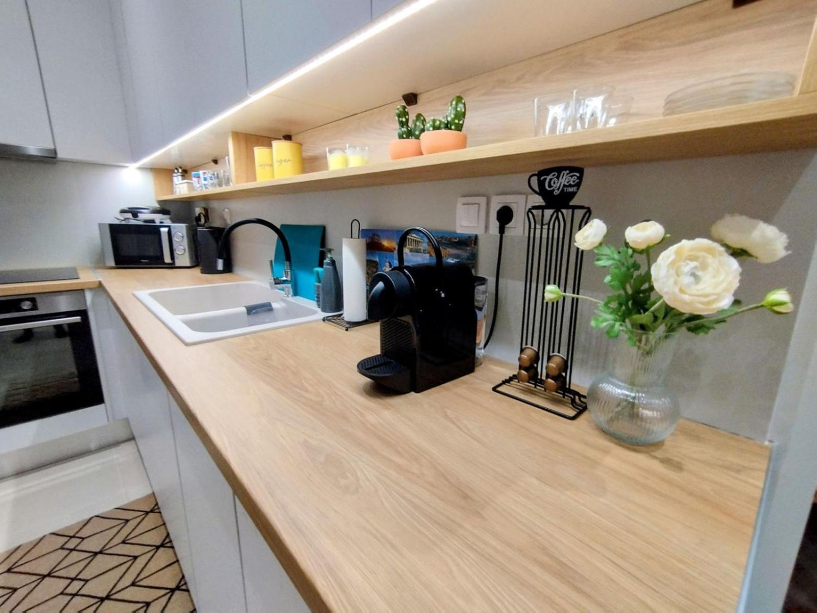 Floral Home 1 - Ground Floor Apt With Courtyard And Private Parking! เอเธนส์ ภายนอก รูปภาพ